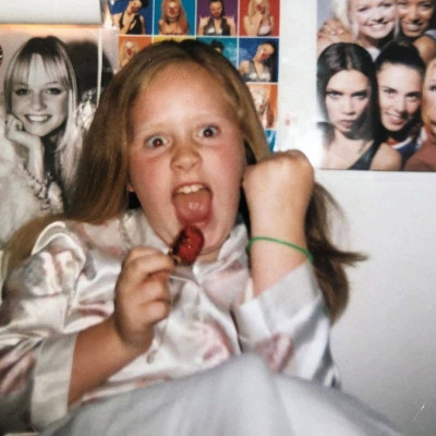 To κοριτσάκι της φωτογραφίας είναι η βασίλισσα της pop μουσικής σκηνής και δεν πάει το μυαλό σου