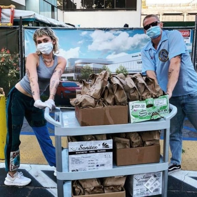 Η Miley Cyrus και ο Cody Simpson μας συγκίνησαν με την κίνηση τους προς το προσωπικό υγείας