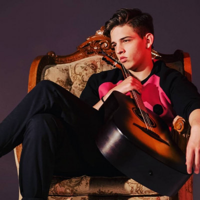 Ο Γιάννης Τεργιάκης τραγουδάει «Μισή Καρδιά» από τις MELISSES και εμείς ουρλιάζουμε