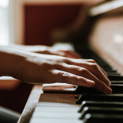 Ένα 7χρονο αγόρι έγραψε στο πιάνο το «βαλς της απομόνωσης» και πρέπει να το ακούσεις