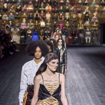 Ο Οίκος Louis Vuitton ανοίγει ξανά τα εργοστάσιά του στη Γαλλία για την παραγωγή μασκών