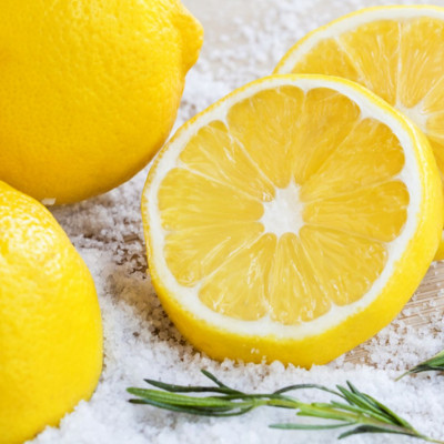 #Μένουμε_Σπίτι: Πέντε τρόποι να φτιάξετε σπιτικό καθαριστικό με λεμόνι (vid)