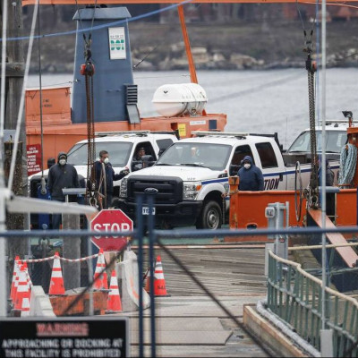 Εικόνες πολέμου: Η Νέα Υόρκη θάβει νεκρούς του κορωνοϊού σε ομαδικούς τάφους