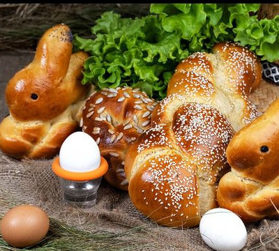 Πασχαλινό τσουρέκι: 10 πρωτότυπα σχέδια για πλεξούδες και όχι μόνο (vid)