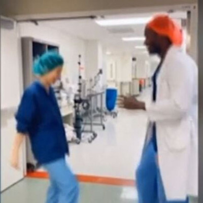 Ο... γιατρός του Tik-Tok «σπάει» τα κοντέρ στο διαδίκτυο! (video)