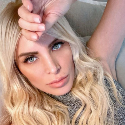 Η Κατερίνα Καινούργιου βγάζει selfie στο μπαλκόνι της και το Instagram παραληρεί