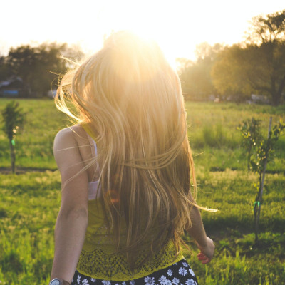 Πώς θα κάνεις φυσικές ανταύγειες στα μαλλιά για να «ανοίξει» το χρώμα