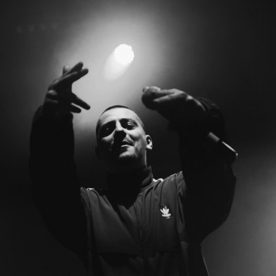 «LONG3»: Ο ράπερ των Above The Hood «ρίχνει» το YouTube με το νέο «Ξέρω Τι Θέλω»