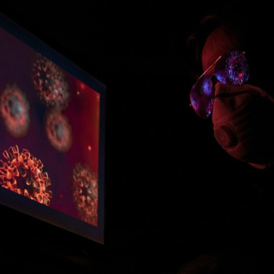 Πειραιάς: «Τρελάθηκε» από τον κορονοϊό και πέταξε την τηλεόραση από το μπαλκόνι (video)