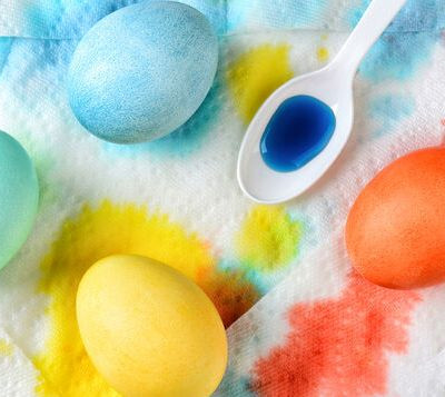 Δείτε πώς θα βάψετε αβγά τυλίγοντάς τα σε χαρτί κουζίνας (vid)