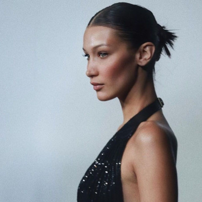 Η Bella Hadid έκανε τα μαλλιά της γκρι και μας άφησε άφωνες