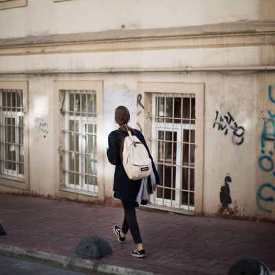 «Μπορώ να κολλήσω Κορονοϊό από το μπουφάν που φοράω όταν περπατάω έξω μόνη μου»; (video)