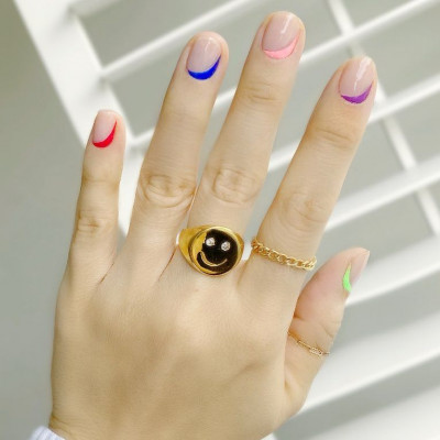 Short and sweet! 5 βερνίκια για να κάνεις πολύχρωμα μανικιούρ