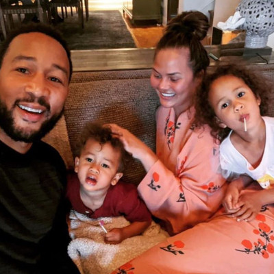 Chrissy Teigen: Οι φώτο στην καραντίνα με τα παιδιά δείχνουν πόσο τρελή οικογένεια έχει (pics)