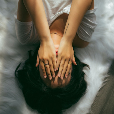 5+1 περίεργα πράγματα που κάνεις μόνη σου στην καραντίνα #truestory