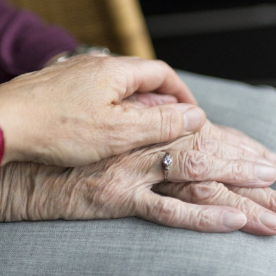 Κορονοϊός: Η απίστευτη κίνηση 88χρονου για να δει τη σύζυγο του (video)