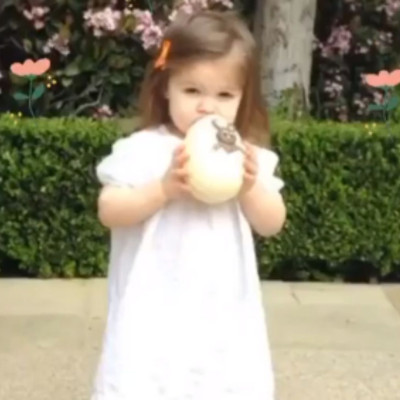 Διάσημη μαμά με αφορμή το Πάσχα δημοσίευσε μια throwback φωτογραφία της κόρης της (pics)