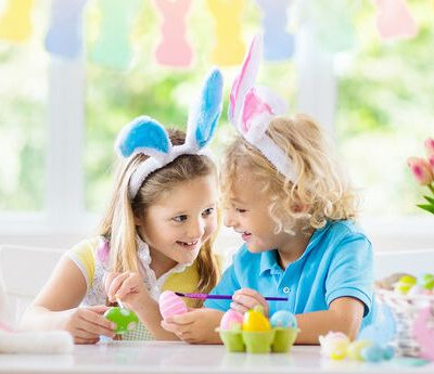 #Μένουμε_σπίτι: Φτιάξτε ατομικές πασχαλινές αυγοθήκες με πλαστικά ποτηράκια (pics)