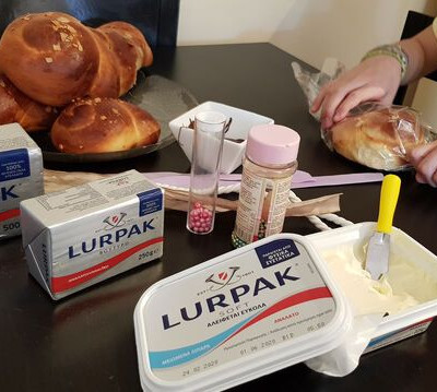 #Μένουμε_σπίτι το Πάσχα και φτιάχνουμε λαχταριστά τσουρέκια με τα παιδιά μας (vid)