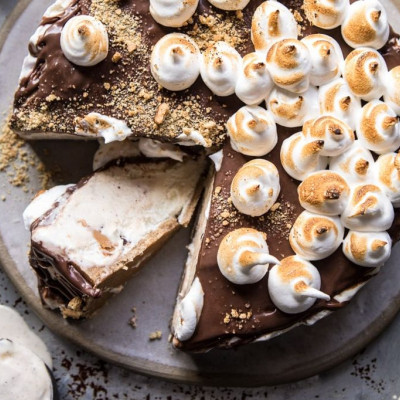 #MenoumeSpiti και φτιάχνουμε για εμάς το πιο νόστιμο κέικ-παγωτό με φυστικοβούτυρο