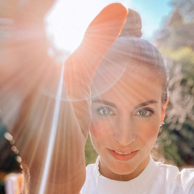 Κάντο όπως η Αθηνά Οικονομάκου!Δες πώς θα κάνεις τον top knot κότσο της (video)