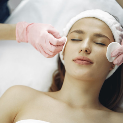 Πώς θα κάνεις καθαρισμό προσώπου στο σπίτι σαν επαγγελματίας (video)