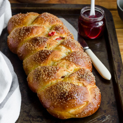 Σας περίσσεψε πασχαλινό τσουρέκι; Δείτε τι γλυκά μπορείτε να φτιάξετε (vid)