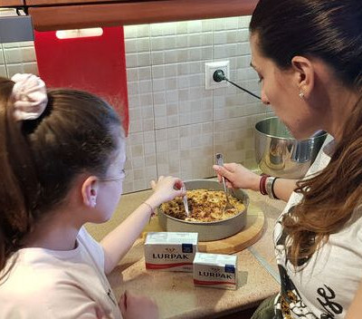 Apple Crumble: Με αυτή τη συνταγή θα λατρέψουν τα μήλα τα παιδιά (vid)