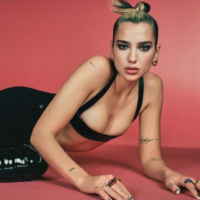 Δες πώς φόρεσε η Dua Lipa το απόλυτο αξεσουάρ των ημερών