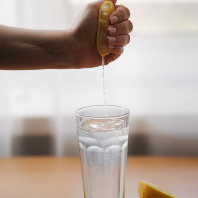 Τι συμβαίνει στο σώμα όταν πίνετε τακτικά νερό με λεμόνι (βίντεο)