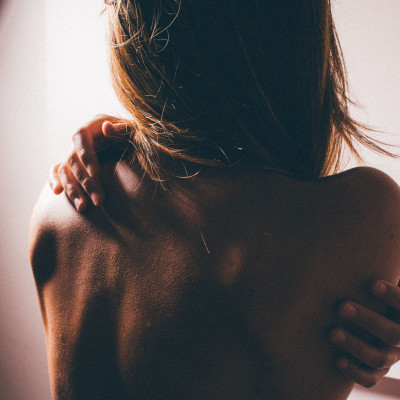 Πώς να ανακουφίσεις πόνους σε πλάτη και αυχένα λόγω καραντίνας (video)