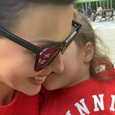 Σίσσυ Φειδά: Δουλεύει από το σπίτι και η κόρη της την βοηθά - Δείτε το γλυκό βίντεο (pics & vid)