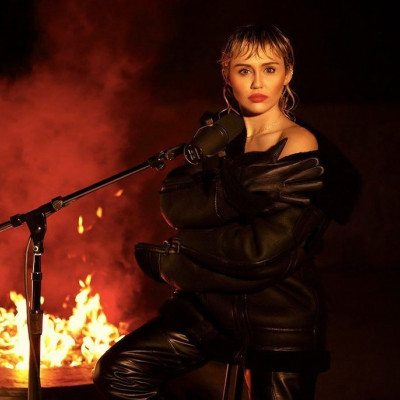 Η Miley Cyrus τραγούδησε από το σπίτι της στο Saturday Night Live και πρέπει να το ακούσεις ASAP