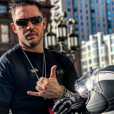 O Tom Hardy γίνεται Al Capone και μας το θύμισε με δύο ανατριχιαστικές φωτογραφίες