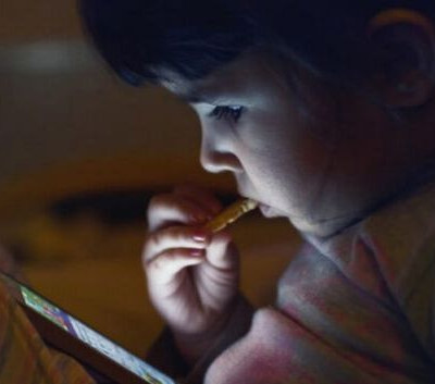 Γιατί δεν πρέπει τα μικρά μας να τρώνε μπροστά από την τηλεόραση;
