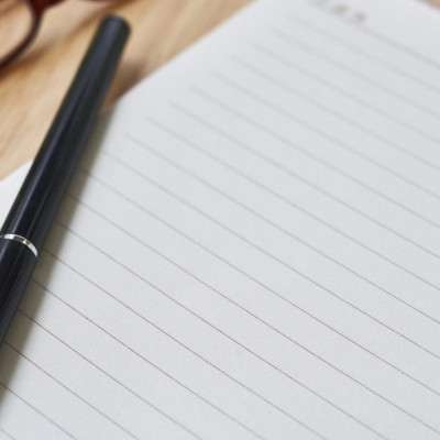 Απίστευτο περιστατικό: Ρεπόρτερ βγήκε σε ζωντανή σύνδεση χωρίς παντελόνι (video)