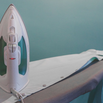 Δύο λεκέδες που μπορείς να καθαρίσεις γρήγορα με το ατμοσίδερο