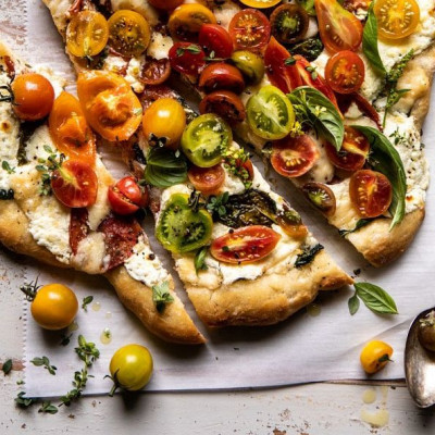 Απόψε το βράδυ #menoumeSpiti και φτιάχνουμε αυτήν την πίτσα σε χρόνο dt!