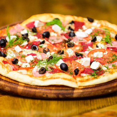 Συνταγή για τραγανή ζύμη πίτσας με δύο υλικά και χωρίς μαγιά (vid)