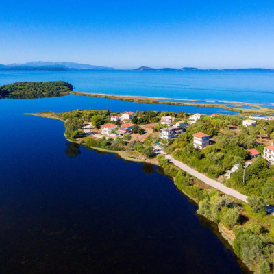 Κορωνησία: Το γραφικό ψαροχώρι που «επιπλέει» στο νερό (videos)