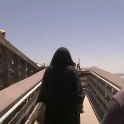 Κορονοϊός: Ντύθηκε χάρος και πήγε σε παραλίες για να «φοβίσει» τον κόσμο (videos)