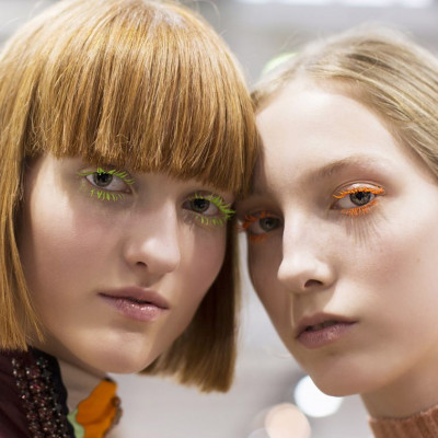 Έφτασε η ώρα να βάλεις μία… χρωματιστή μάσκαρα στο νεσεσέρ και τις βλεφαρίδες σου