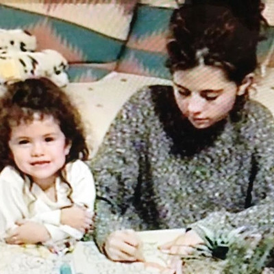 Κατάλαβες ποια αγαπημένη celeb και πρώην του Justin Bieber είναι το κοριτσάκι;