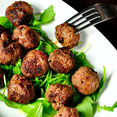 Τα κεφτεδάκια της γιαγιάς θέλουν αυτό το απλό υλικό!