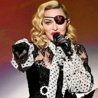 Η 61χρονη Madonna μόνο με τα εσώρουχα (photos)