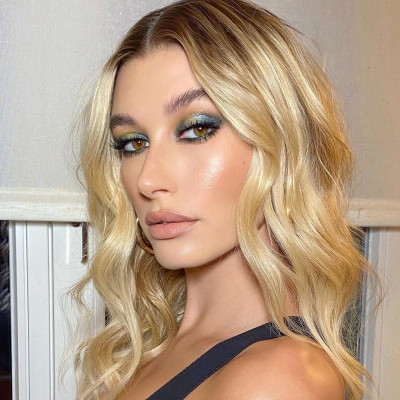 Η Hailey Bieber έβαλε το πιο sexy strapless μαγιό που έχεις δει