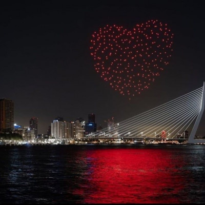 Try Not To Cry: Μια καρδιά από drone στο Ρότερνταμ για χάρη των εργαζομένων στον τομέα της υγείας