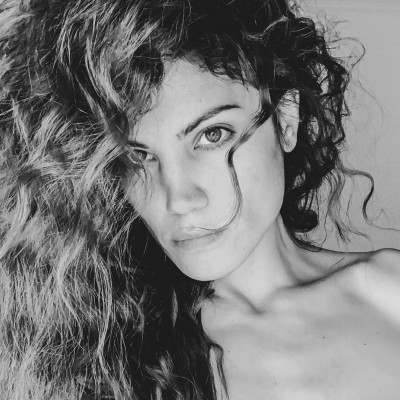 Sisterhood Power: Στο νέο video της η Μαίρη Συνατσάκη κάνει το πιο epic vlog με την αδελφή της