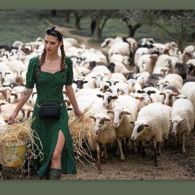 Η Μαρία η αγρότισσα από το GNTM στα χωράφια ξανά! (Photos & Video)