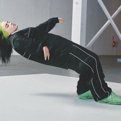 Να τι κάνει η Billie Eilish όσο βρίσκεται στην καραντίνα και ναι ετοιμάζει νέα tracks